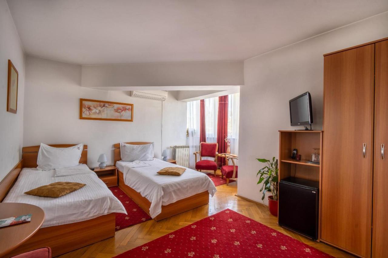 Villa-Hotel Escala Клуж-Напока Екстер'єр фото